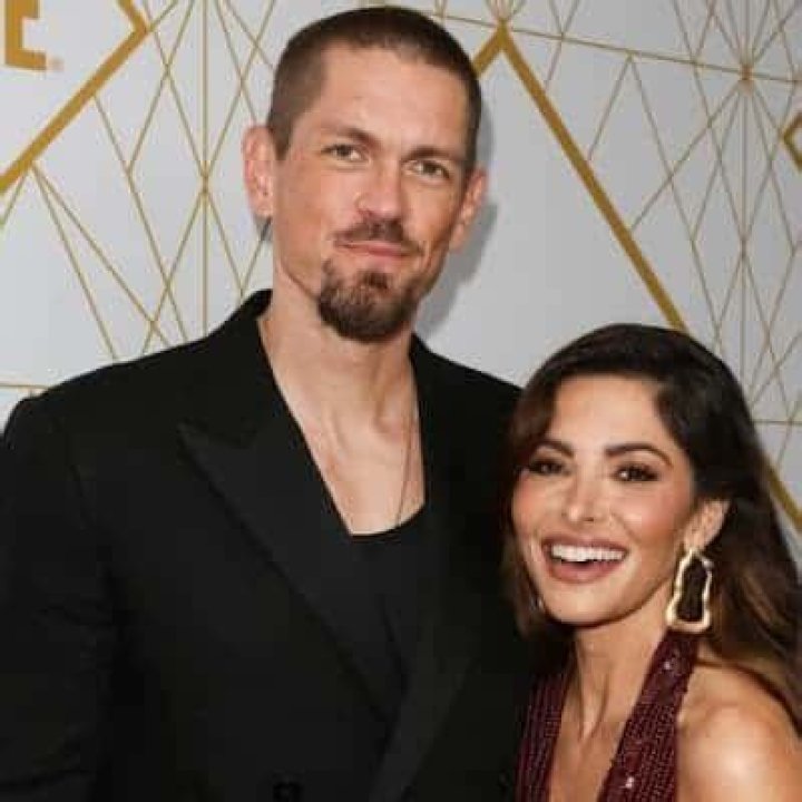 Steve Howey – Bio, Wife, Height, Net worth, Age, Kids, Wife, Is He Gay
